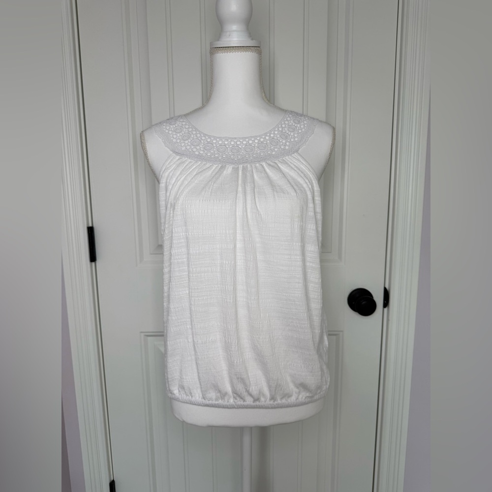 Cable & Gauge White Sleeveless Blouse with lace